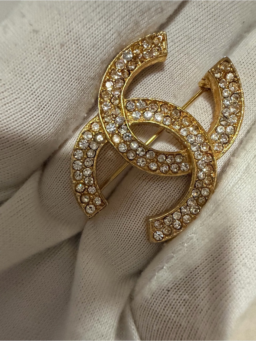 Authentic CHANEL CC gold plated Brooch with free Faux Pearl Hair Pins and COA💛 - Picture 6 of 12